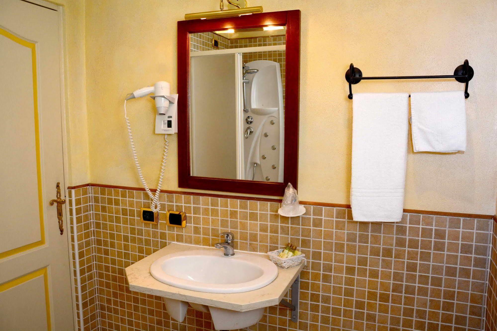 Albergo Dimora Storica Antica Hostelleria Crema Exterior photo